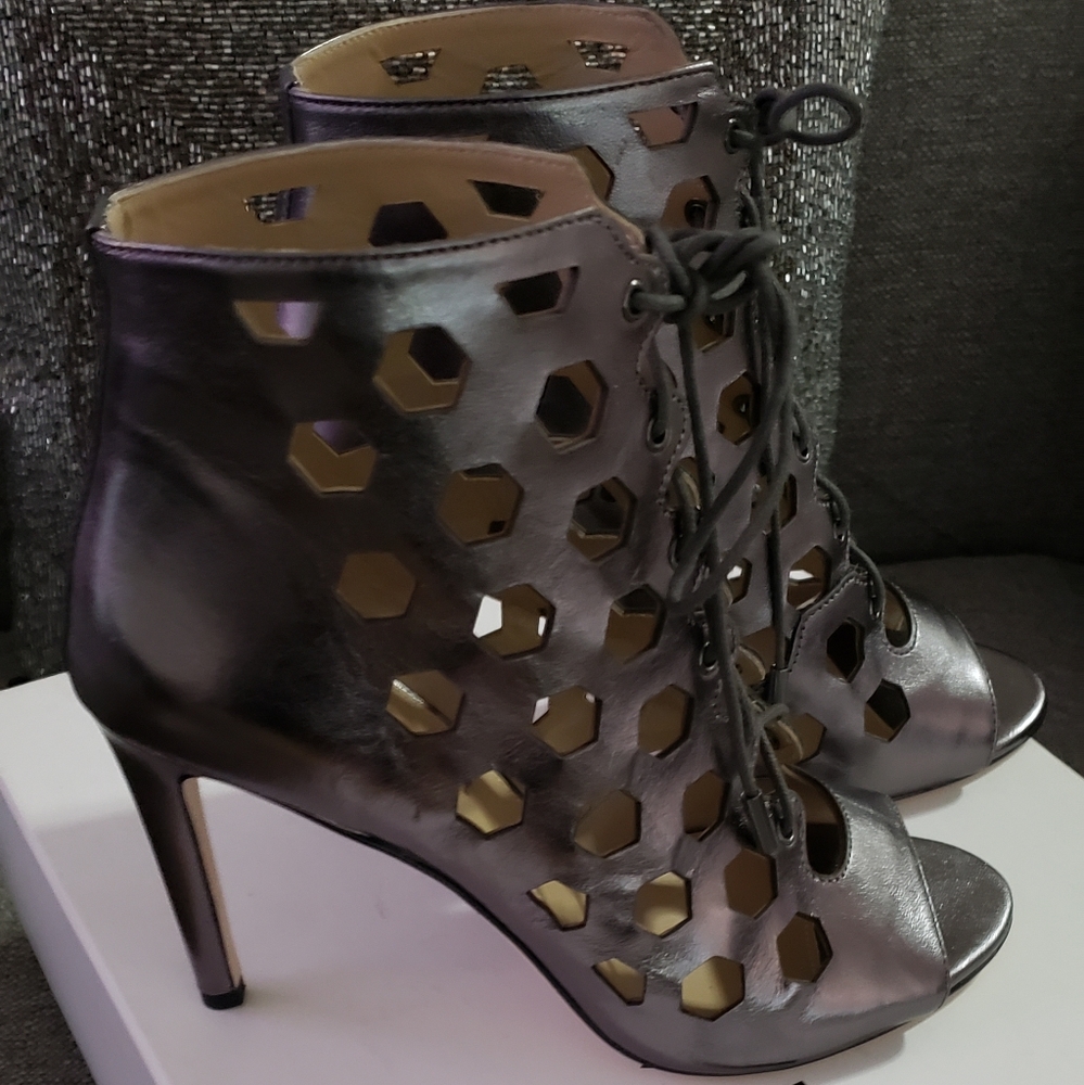 NWT Via Spiga V-Elouise Cut Out Peep Toe Booties